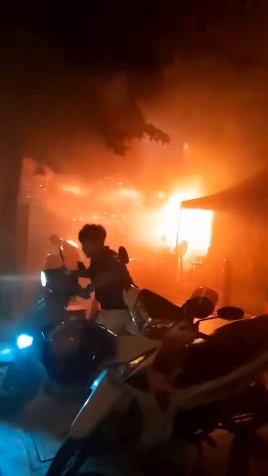  POŽAR U PABU U BANGKOKU, NAJMANJE 27 MRTVIH! Vatra izbila oko ponoći, ljudi u panici pokušavali da pobjegnu iz lokala  
