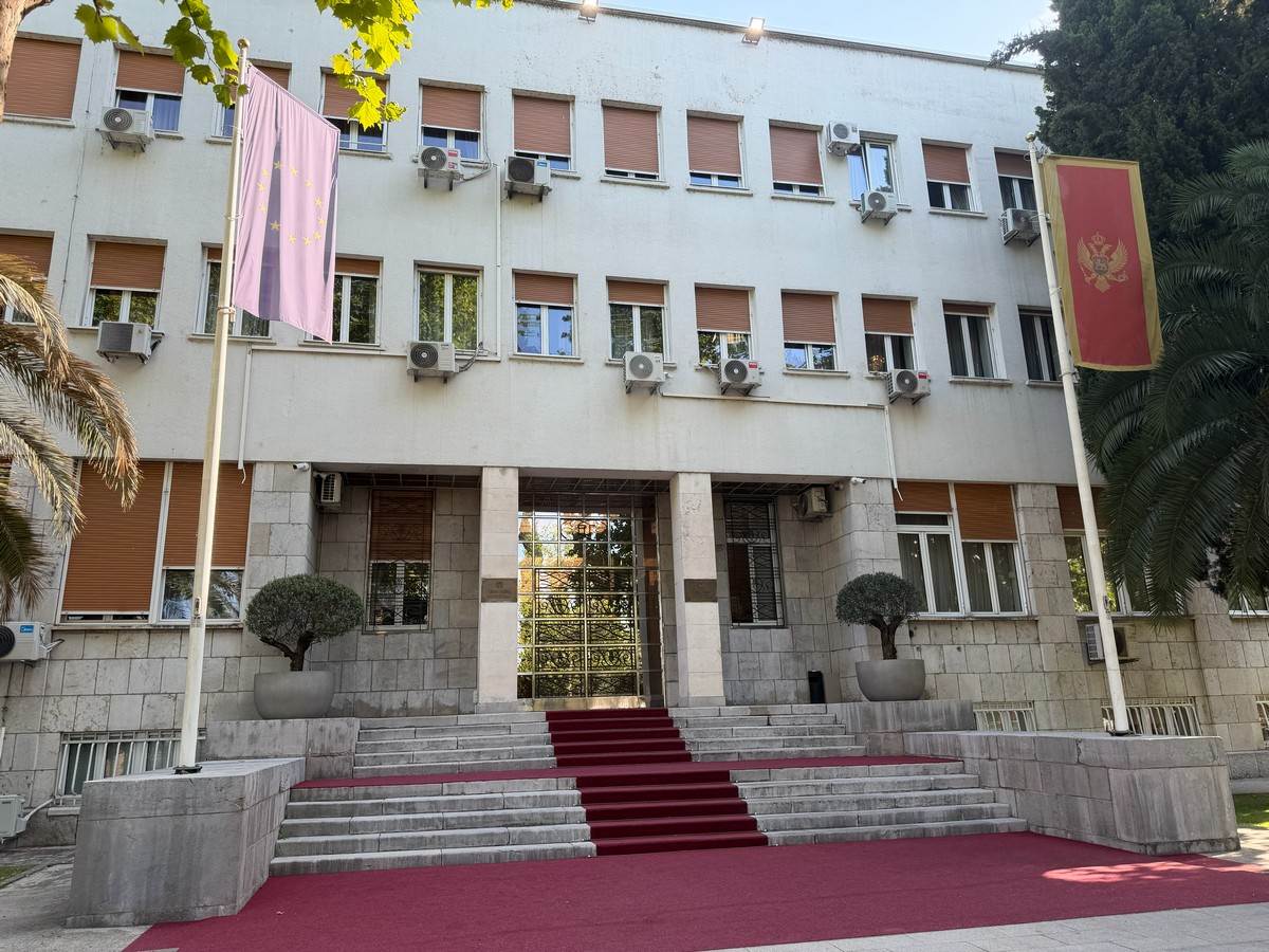  Privatna ograda ispred državnih institucija: Plaćaju li građani njen zakup? Uprava policije ćuti 