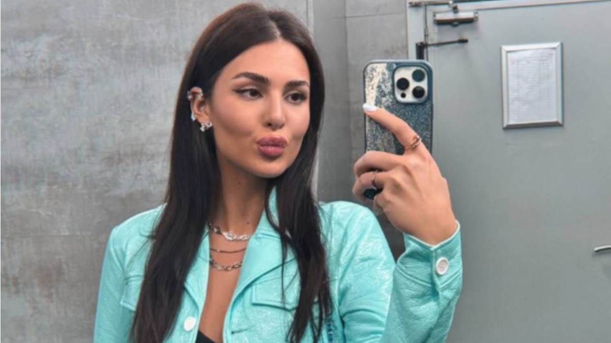  Jedina fotografija trudne Anastasije: Probala da sakrije stomak, ovo je ipak odalo (Foto) 