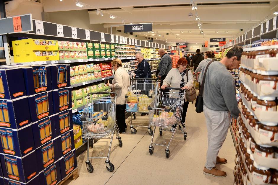  Čovjek vozio zmiju u kolicima u supermarketu 