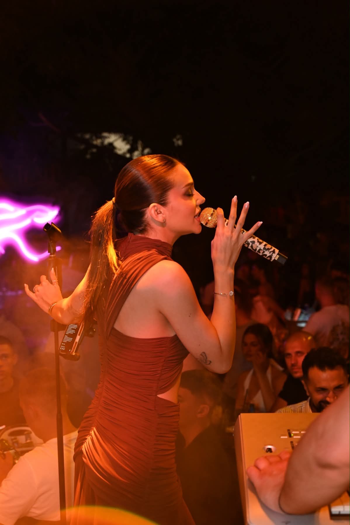  Breskvica zapalila Budvu – Teatro bio krcat, publika pjevala uglas! 