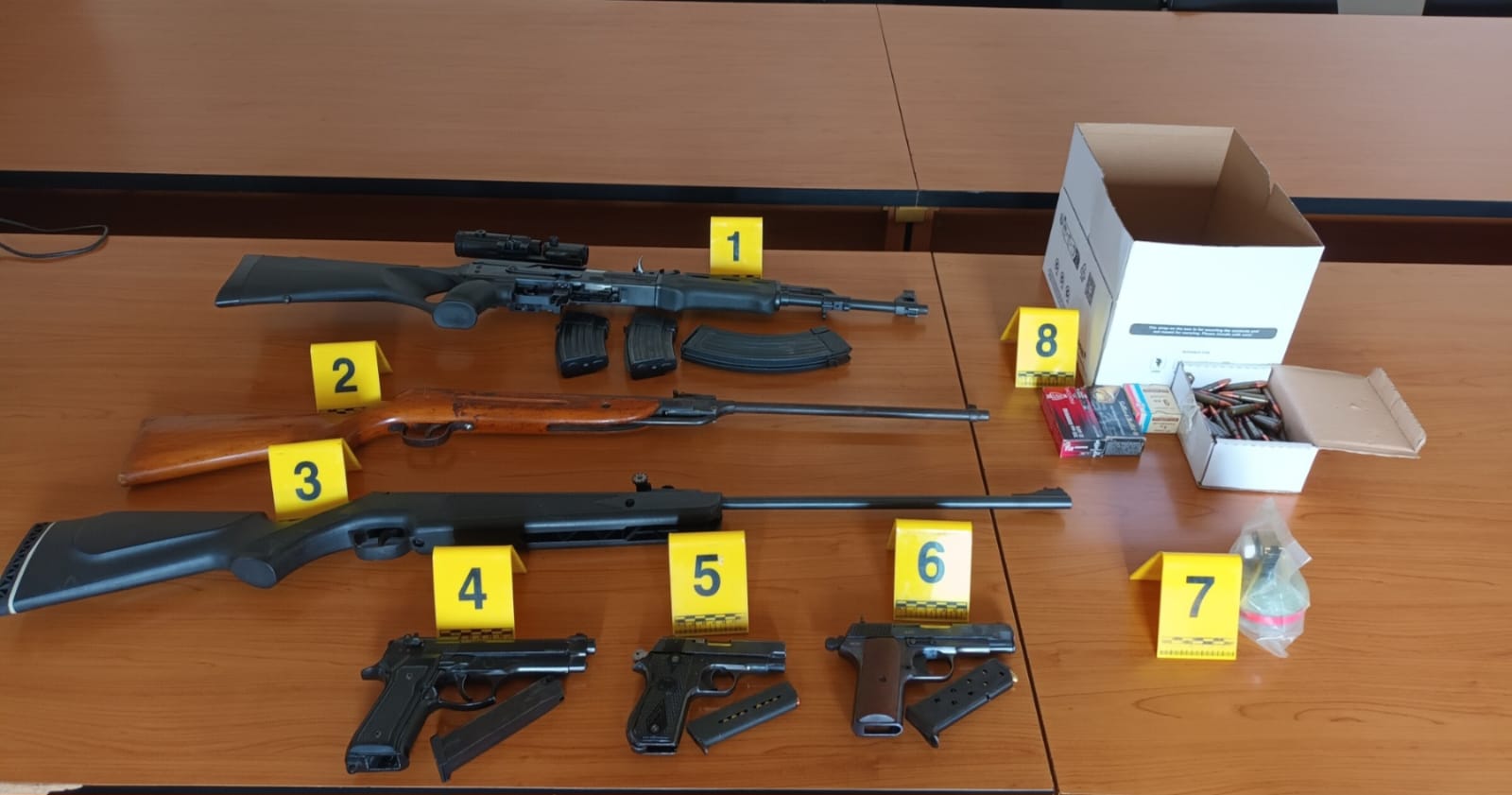  Pretresi u više gradova na sjeveru: Oduzeti pištolji, puške, šok bomba, municija, među uhapšenima i policajac
 