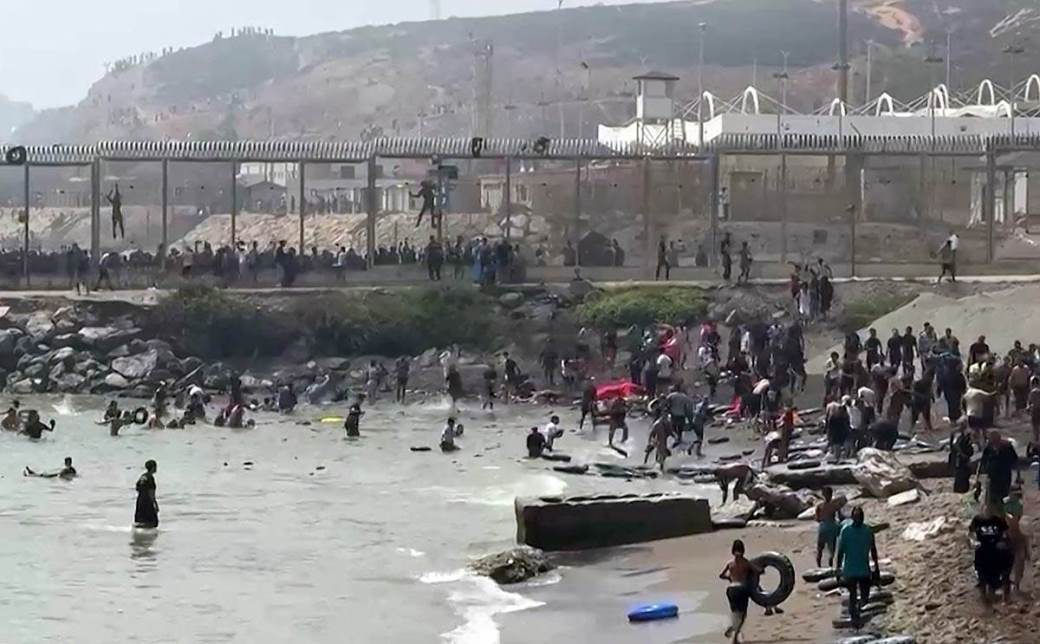  Više hiljada migranata prešlo granicu, traži se intervencija vojske: Hitno se oglasio i premijer Španije (Foto) 