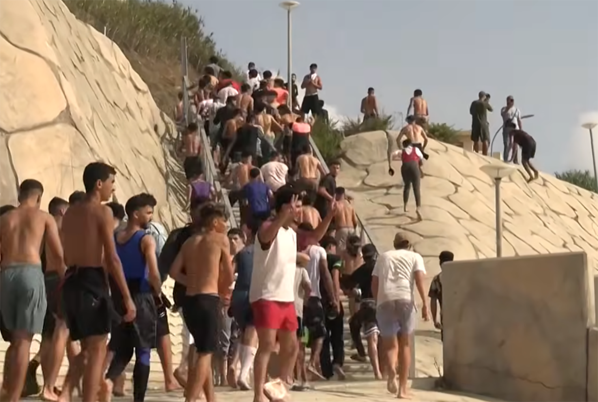  Španija diže barijeru u moru poslije proboja 60.000 migranata 