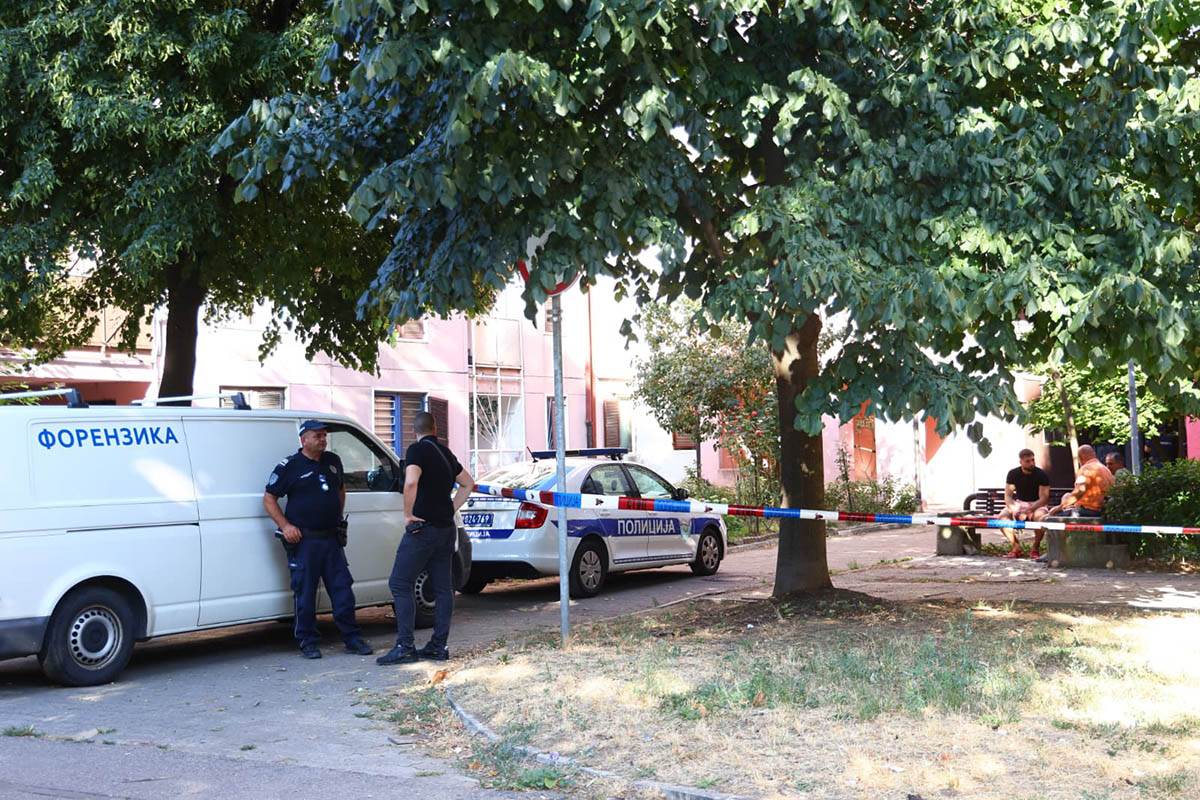  Muškarac ubio sestru, pa sebi prerezao vrat i ubadao se u stomak 