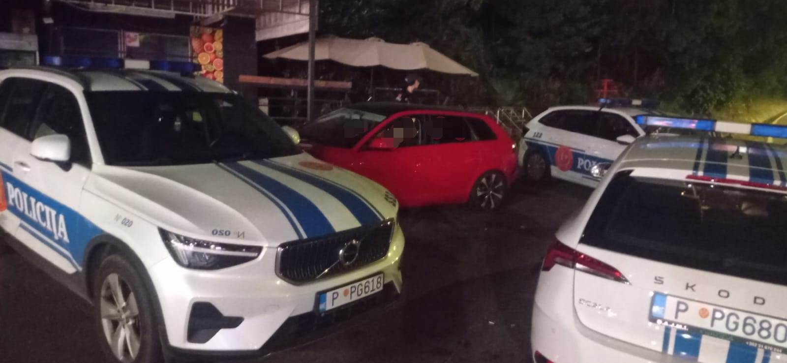  Herceg Novi: Uhapšen vozač koji je nakon počinjenog prekršaja ponudio novac policajcu, a potom se zaključao u vozilo
 