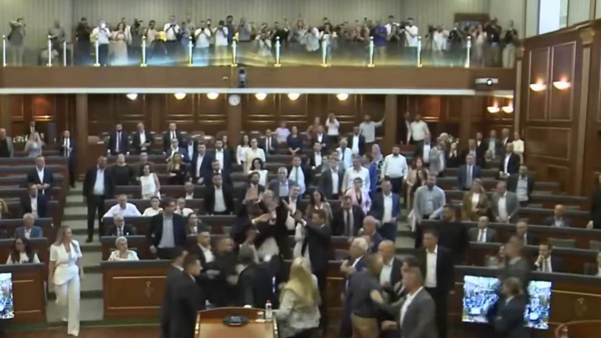  Nastao haos u Skupštini Kosova 