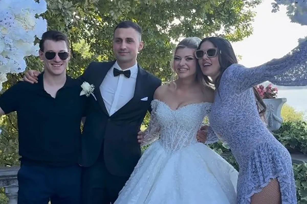 Oženio se brat Tanje Savić: Pjevačica zablistala u izazovnoj haljini, izrez do kuka svima zapao za o 