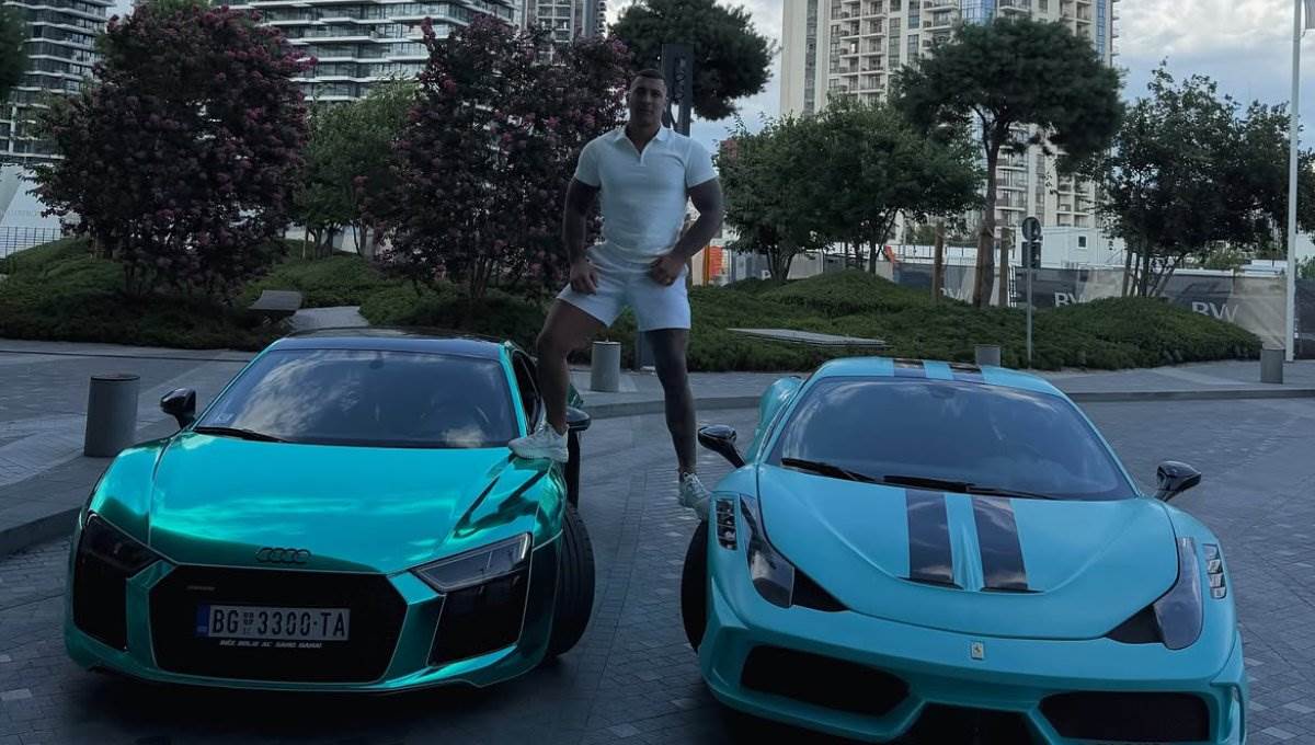  „Ćaletov sin“ koji je lomio usred Beograda hvali se da je sve sam zaradio: Vozi auto od 220.000 eura 