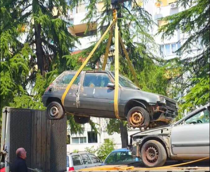  Počelo uklanjanje napuštenih i neupotrebljivih vozila sa javnih parkinga u Podgorici 