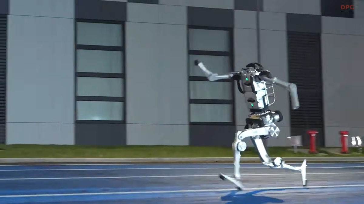  Zastrašujući napredak kineskih humanoidnih robota: Novi model trči brže od Juseina Bolta 