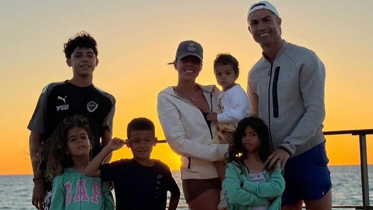  Georgina usvojila troje Ronaldove djece 