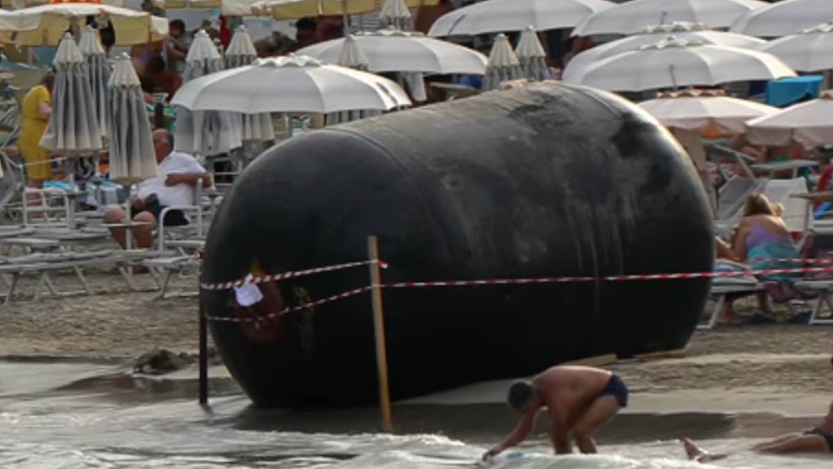  Širi se snimak misterioznog objekta na plaži: Turisti u čudu gledaju šta je to, nikome nije jasno o  