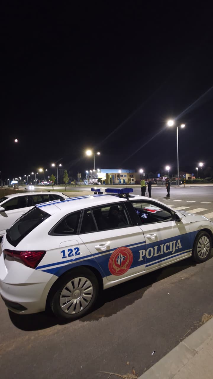  Uhapšen mladi vozač, pijan izazvao saobraćajnu nezgodu 