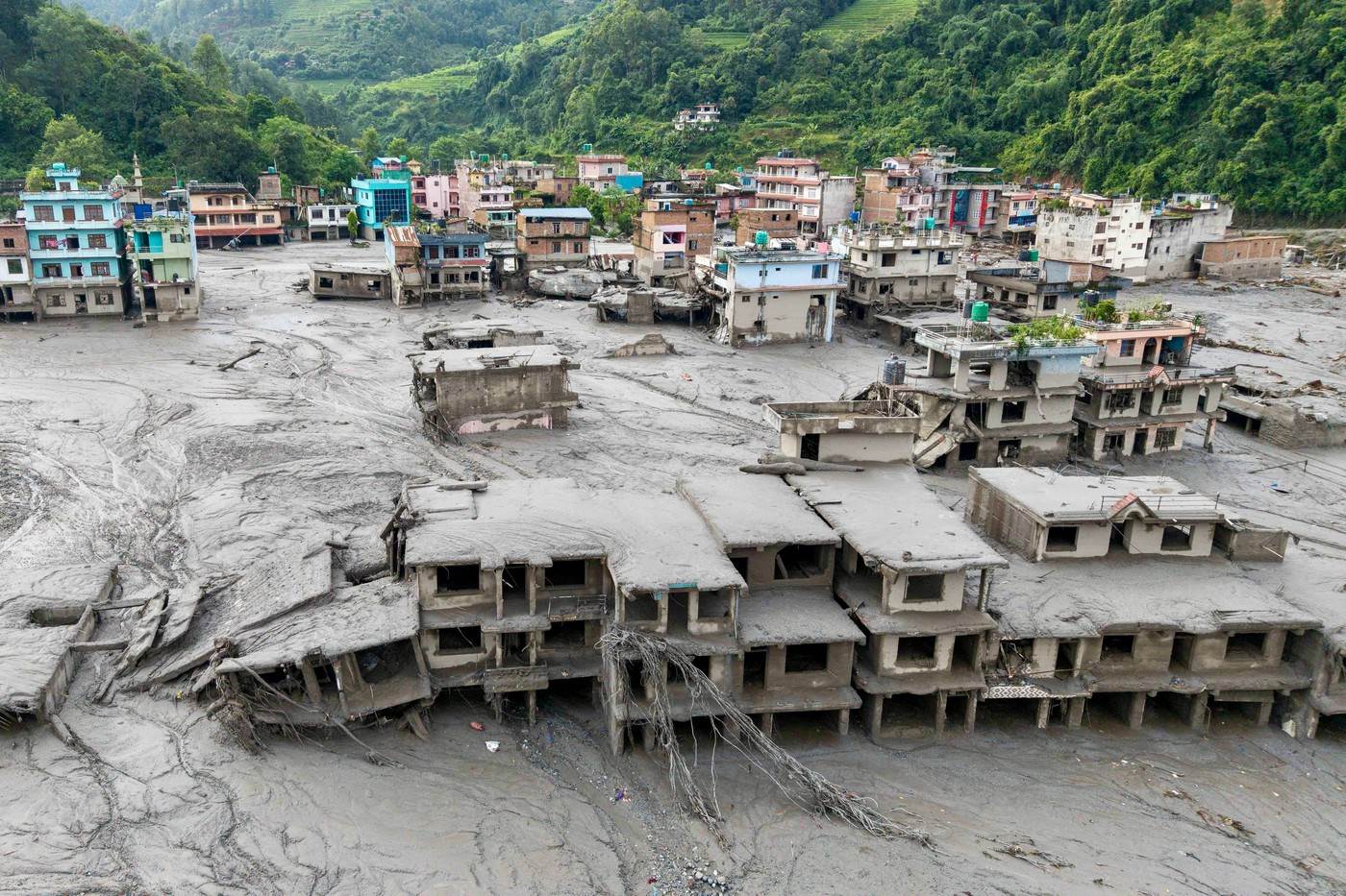  Broj poginulih u Nepalu porastao na 389, traga se za više od 660 turista 