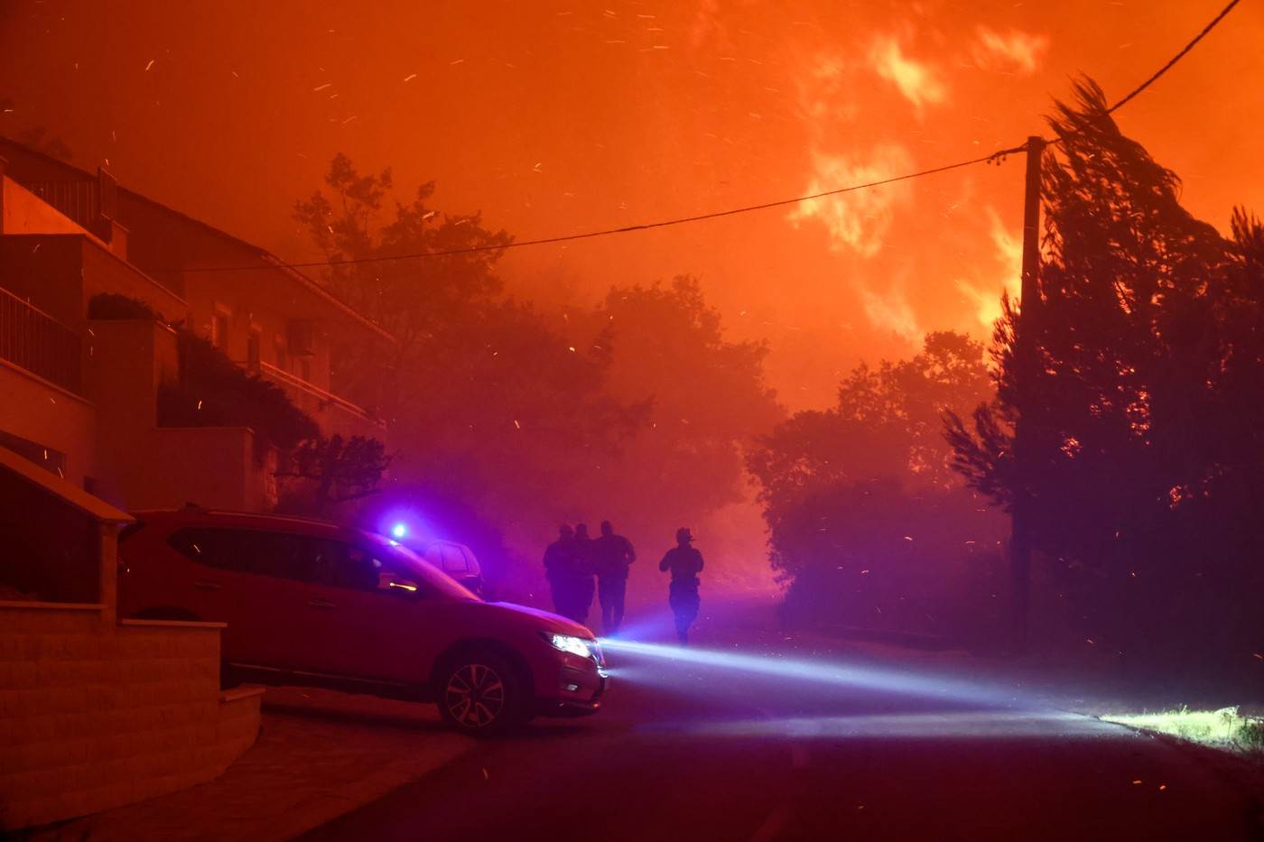  Tri pacijenta povrijeđena u požaru kod Omiša i dalje na respiratoru: Izgorjelo 106 vozila i 28 kuća 