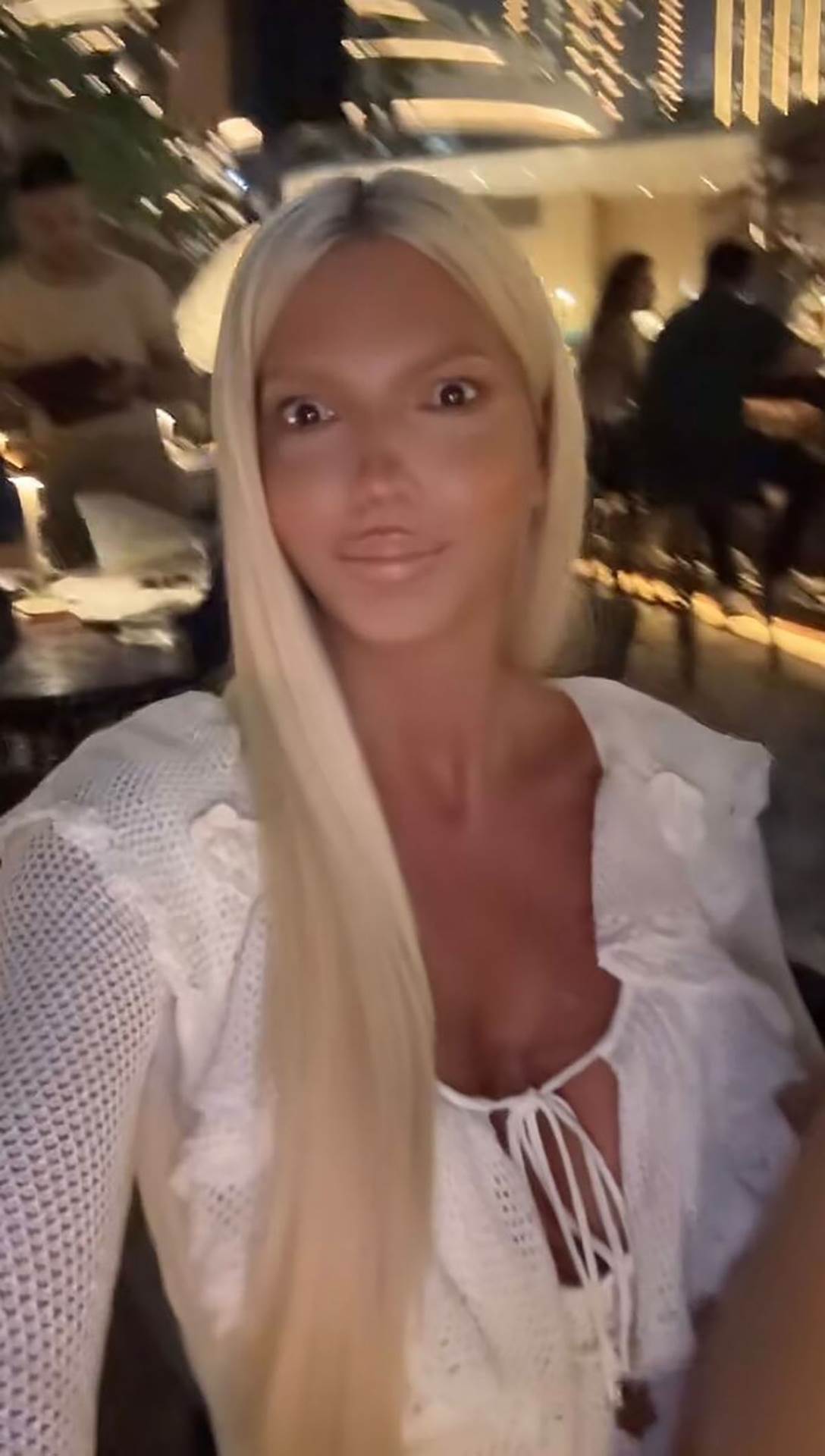  Konobari u Dubaiju pokrivali Karleušu maramom 