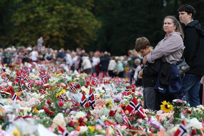 Desetine hiljada građana odaju počast preminulom norveškom kralju Haraldu V 