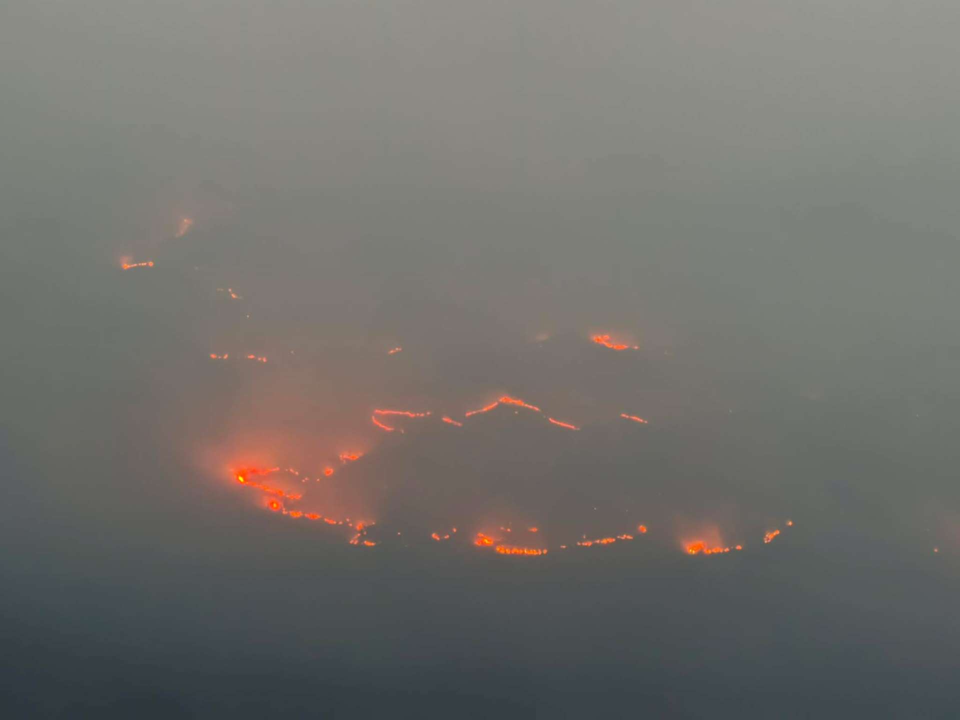  Vazdušne snage MUP-a i VCG izbacile 190 tona vode, požari i dalje aktivni širom zemlje 