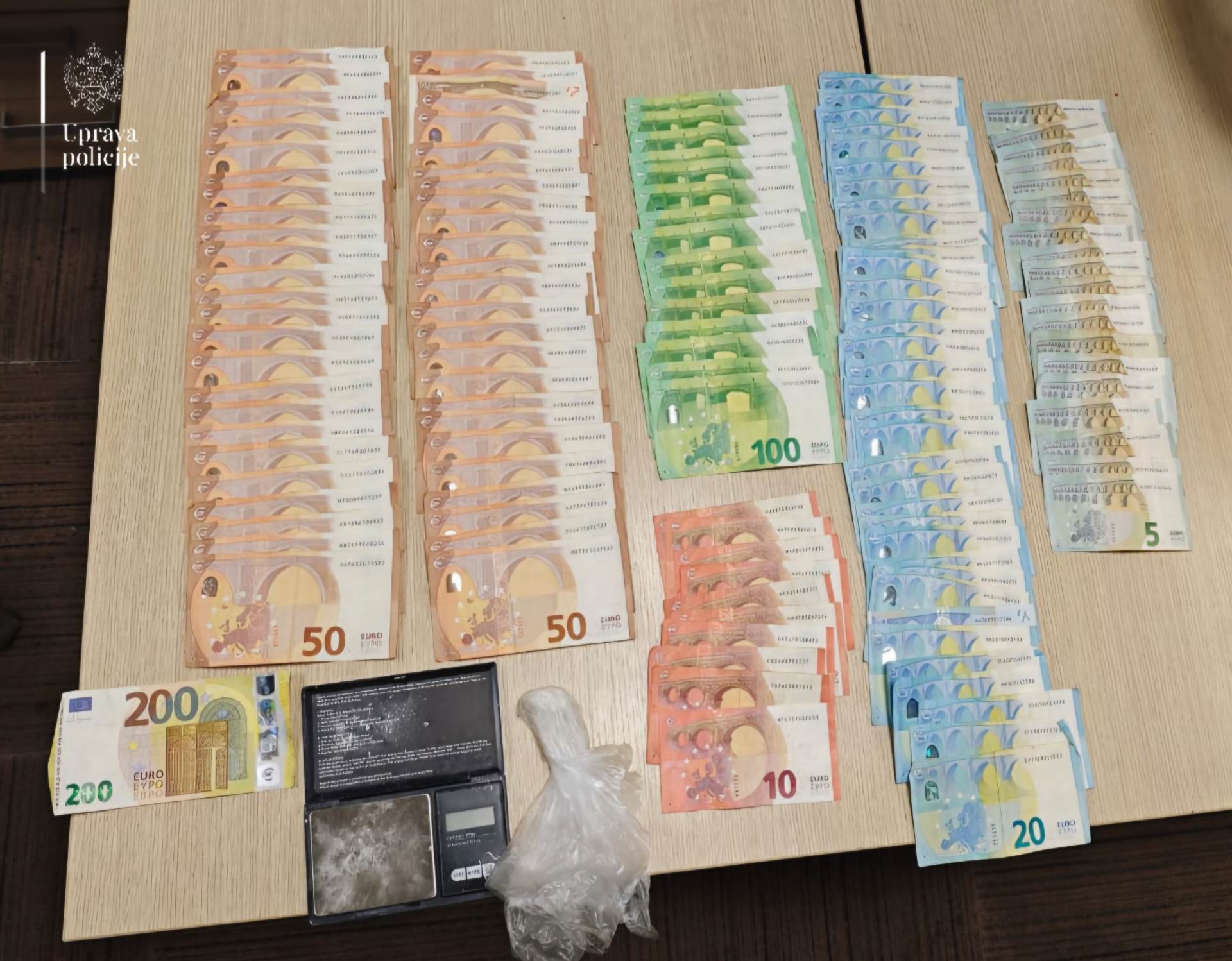  Policija zaplijenila kokain i 5.100 eura, jedno lice lišeno slobode 