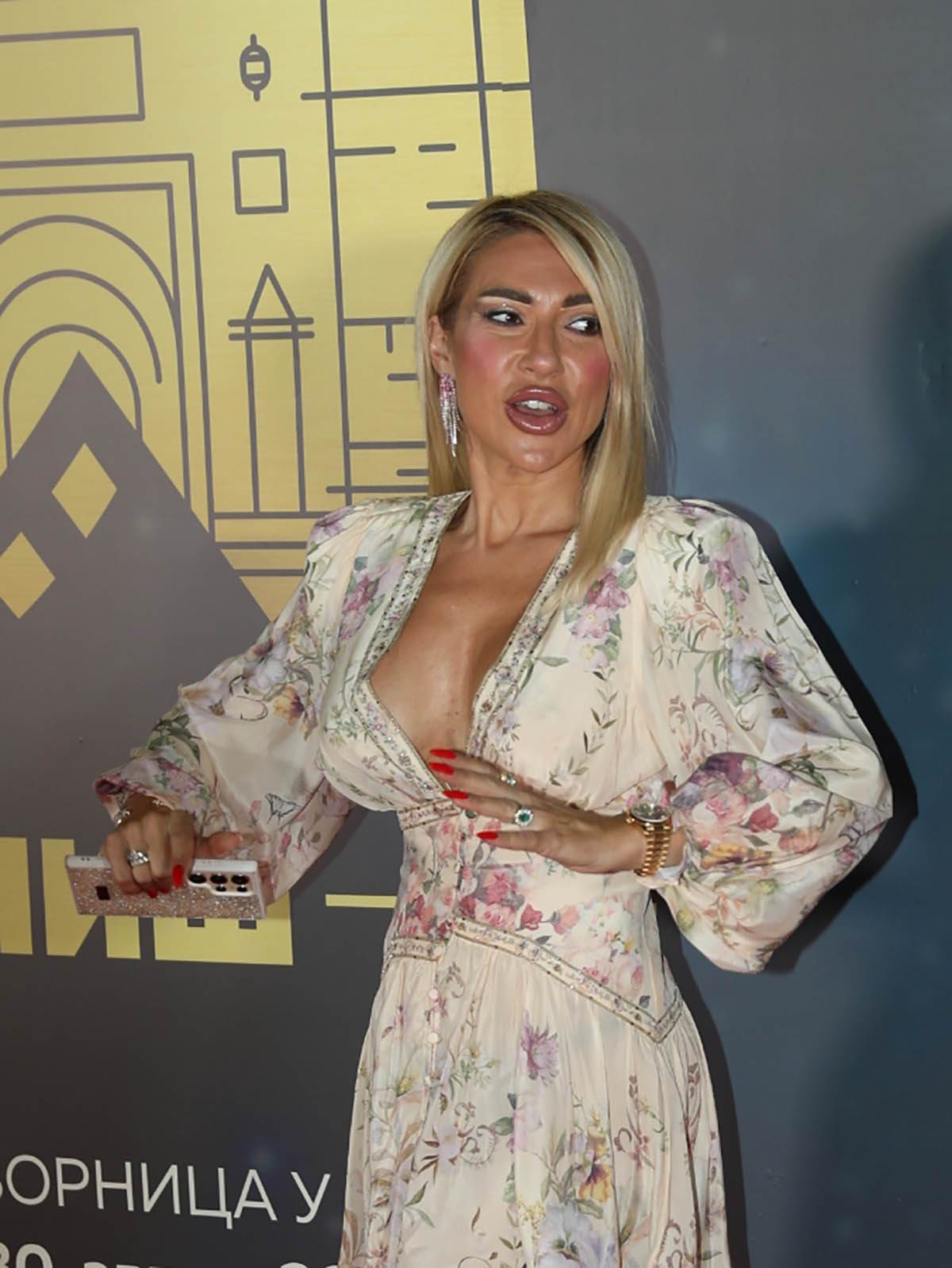  Jovana Jeremić udarila na Ražnatovića pa se izvinjavala 