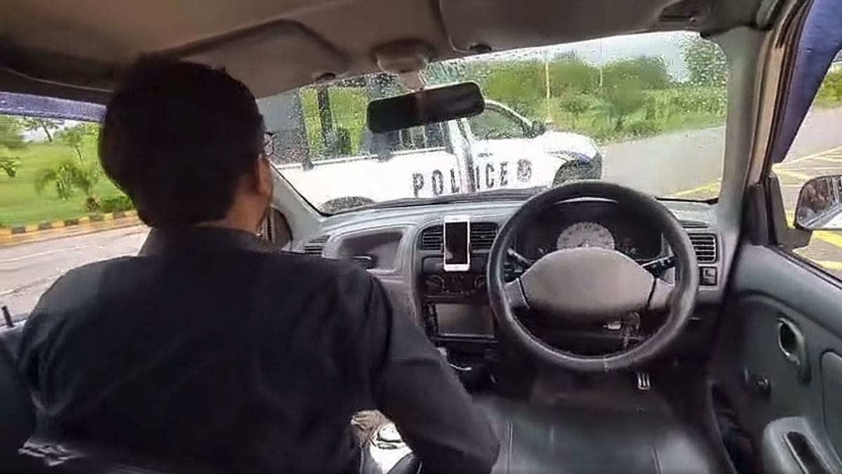  Auto na daljinsko upravljanje se zakucao u policiju: Trenutak prekida signala zabilježen uživo 