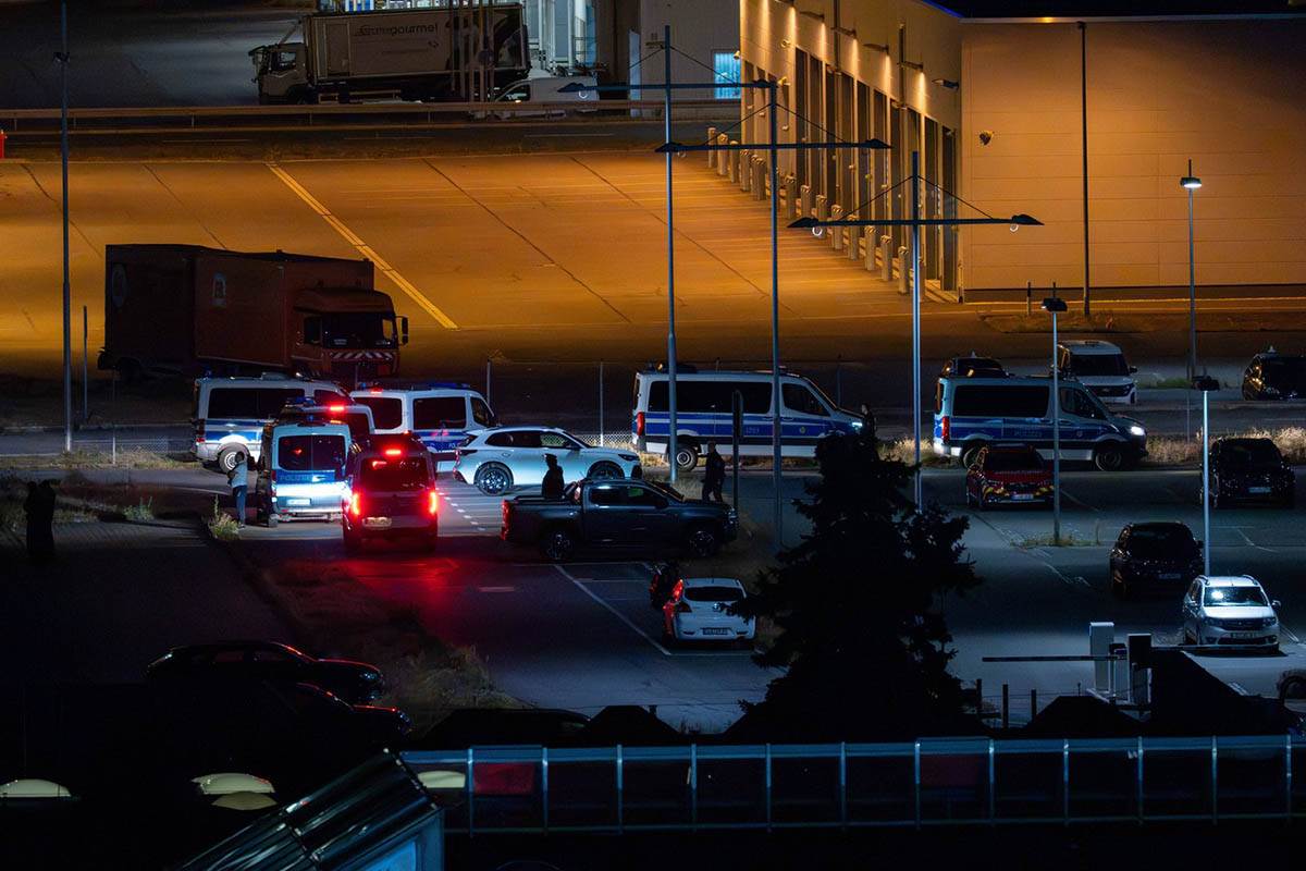  Uzbuna na aerodromu u Berlinu, hitno evakuisan terminal: Žena tvrdila da u prtljagu nosi opasnu sups 