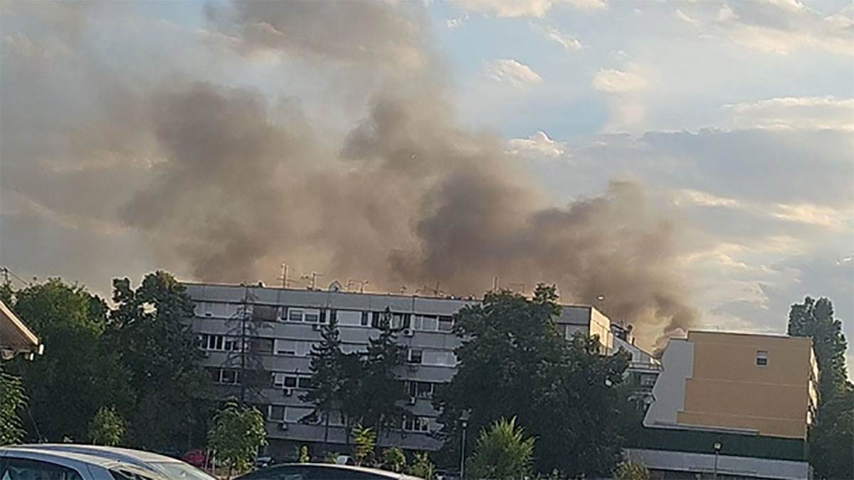  Veliki požar na Novom Beogradu: Gust oblak dima vidi se iz više djelova grada 