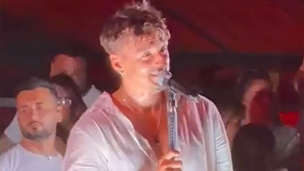  Publika aplauzom pozdravila imena velikih legendi: Adi Šoše njima na koncertu odao veliku počast 