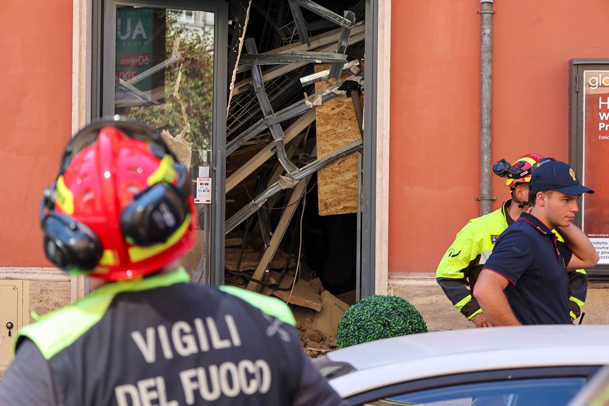  Urušio se dio zgrade, četvoro ljudi izvukli iz ruševina 