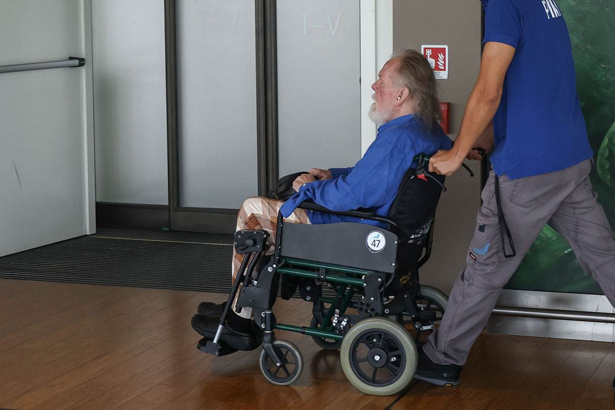  Slavni glumac uslikan u invalidskim kolicima: Izašao iz ilegale, javnost u nevjerici 