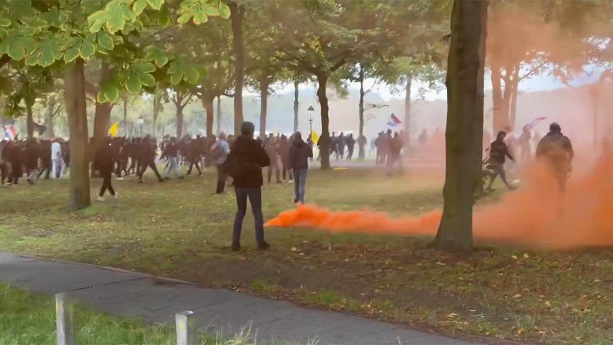   Demonstranti zasuli policiju bakljama i petardama 