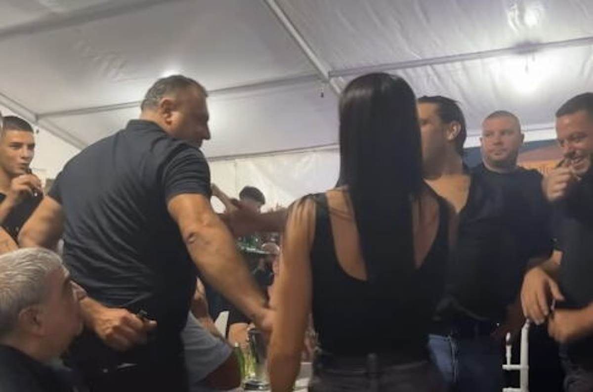  Žena pjevača ušla pod šatru i otela mu mikrofon: Šok scena sa nastupa Darka Lazića na Šabačkom vašar 