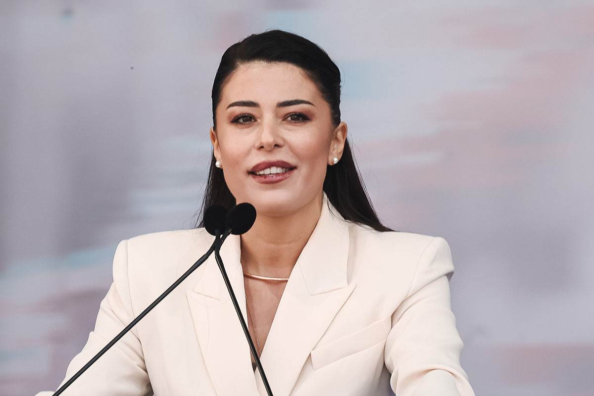  Ko je atraktivna Grkinja Afroditi Latinopulu? Izbacili je iz stranke, živjela u bakinoj kući, a sada 