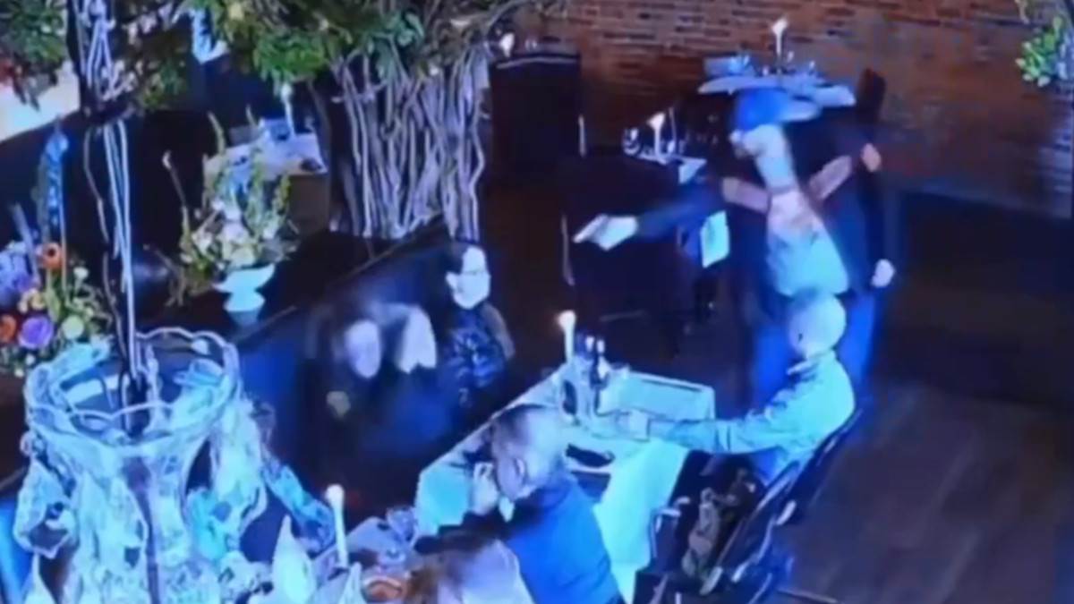  Pokušao da upuca bivšu ženu u restoranu, ali pištolj nije opalio: Nastao haos, konobar se bacio na n 