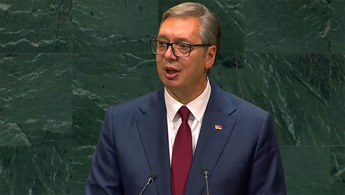  Vučić: "U nedelju podnosim ostavku, biće to oko osam uveče" 