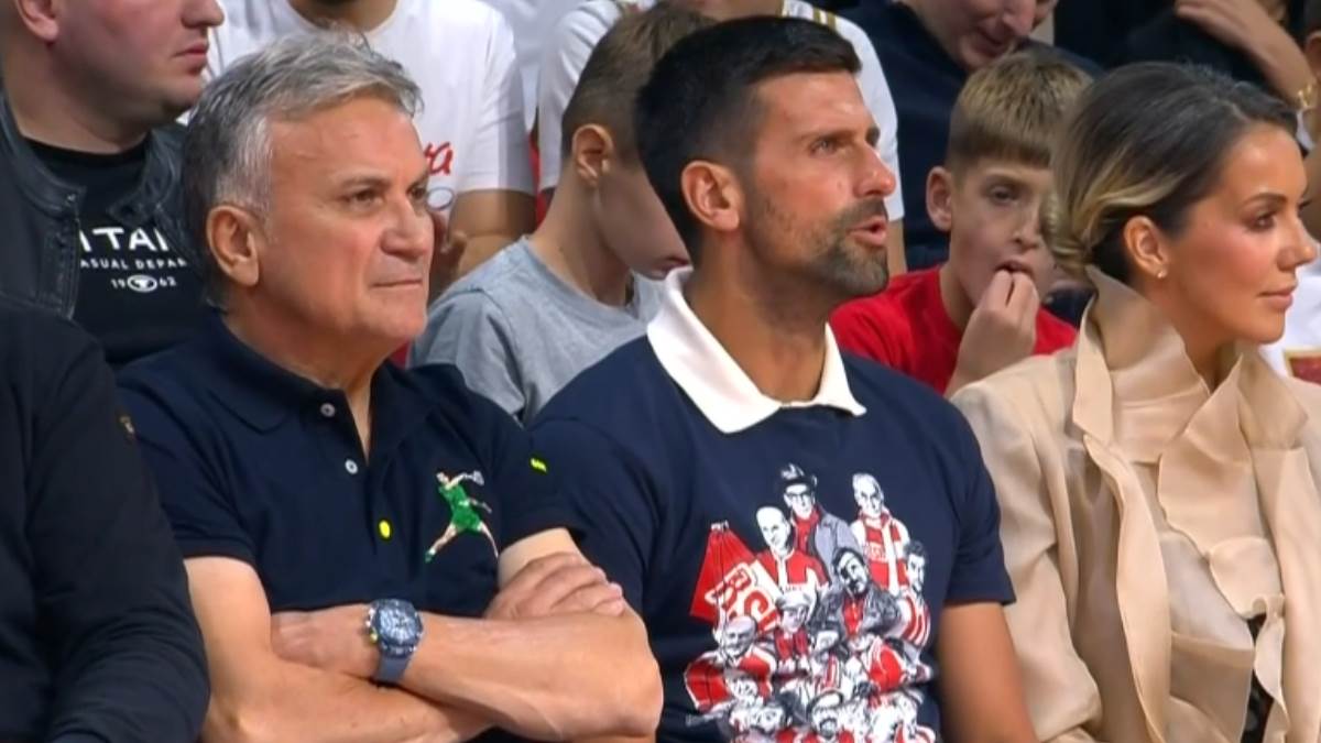  Novak Đoković pjeva sa Delijama u Areni: Obukao posebnu majicu i poveo oca Srđana na meč Zvezde 