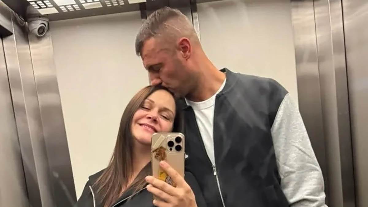  Prva slika fudbalera s blizancima: Pevačica objavila trenutke iz porodilišta, tata puca od ponosa 