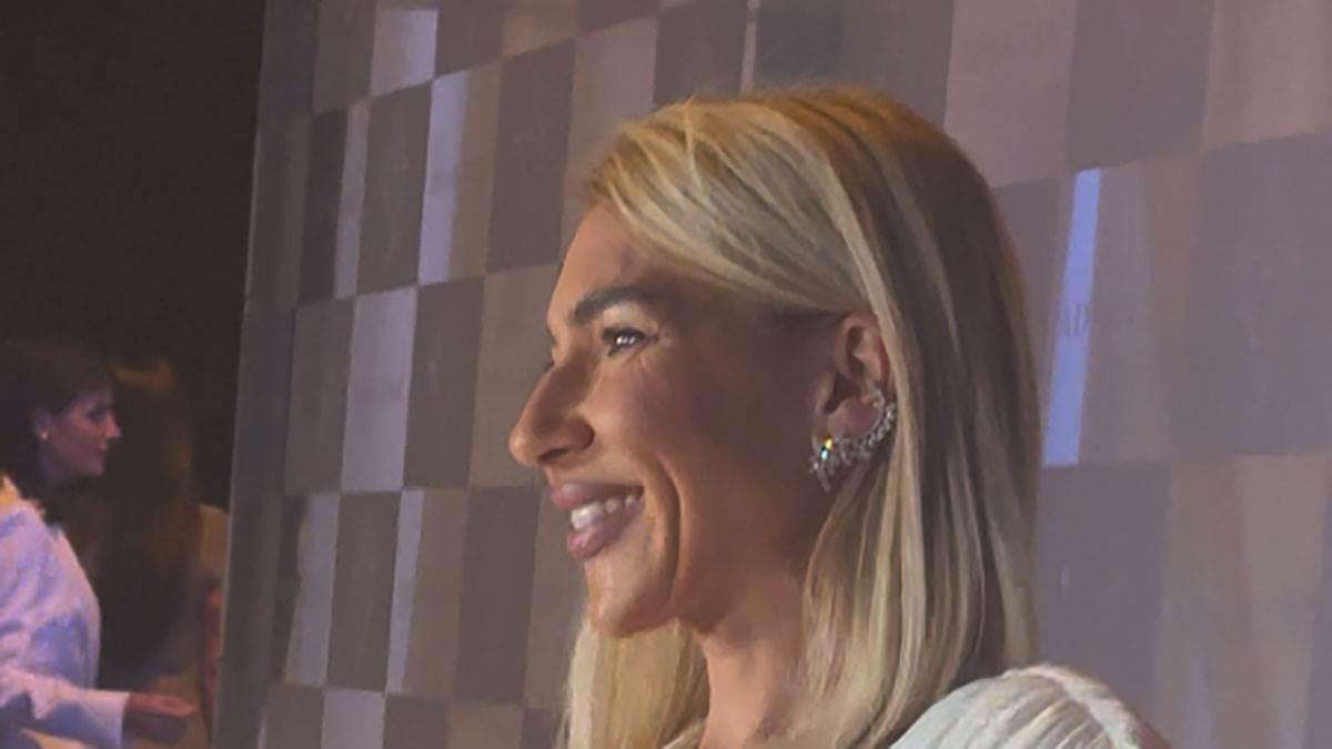  Voditeljka Jovana Jeremić se pojavila u bijeloj haljini na otvaranju salona Adama Adaktara 