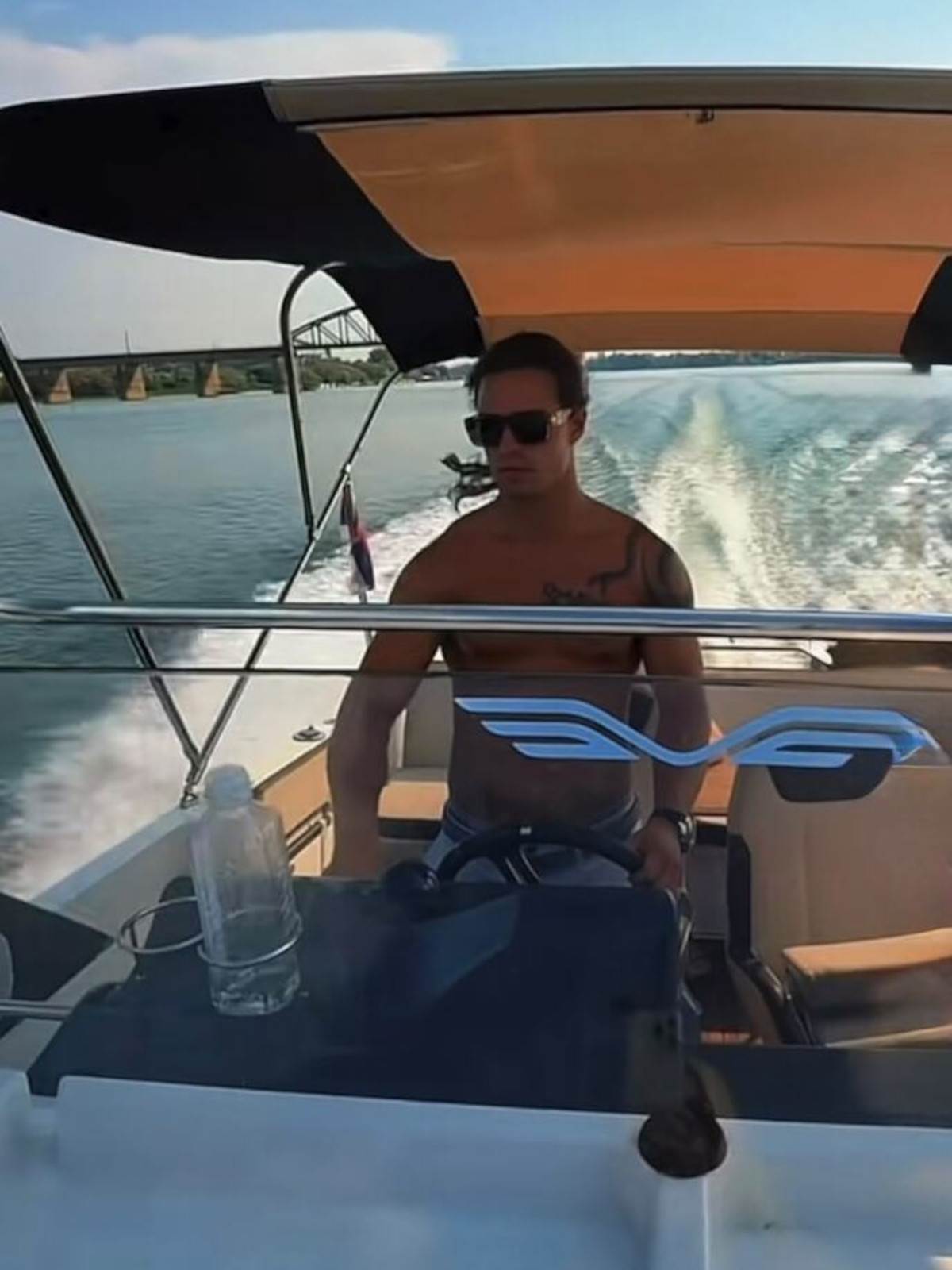  JK i zgodni maneken uživaju sami na gliseru: Isplivali vreli kadrovi, Karleuša se sunča, a on bez ma 