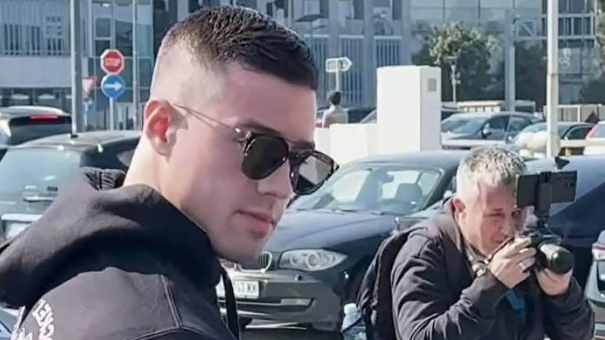 Oglasio se otac Karleušinog manekena: Preko medija saznao za odnos sa pevačicom, svi u kući ostali š 