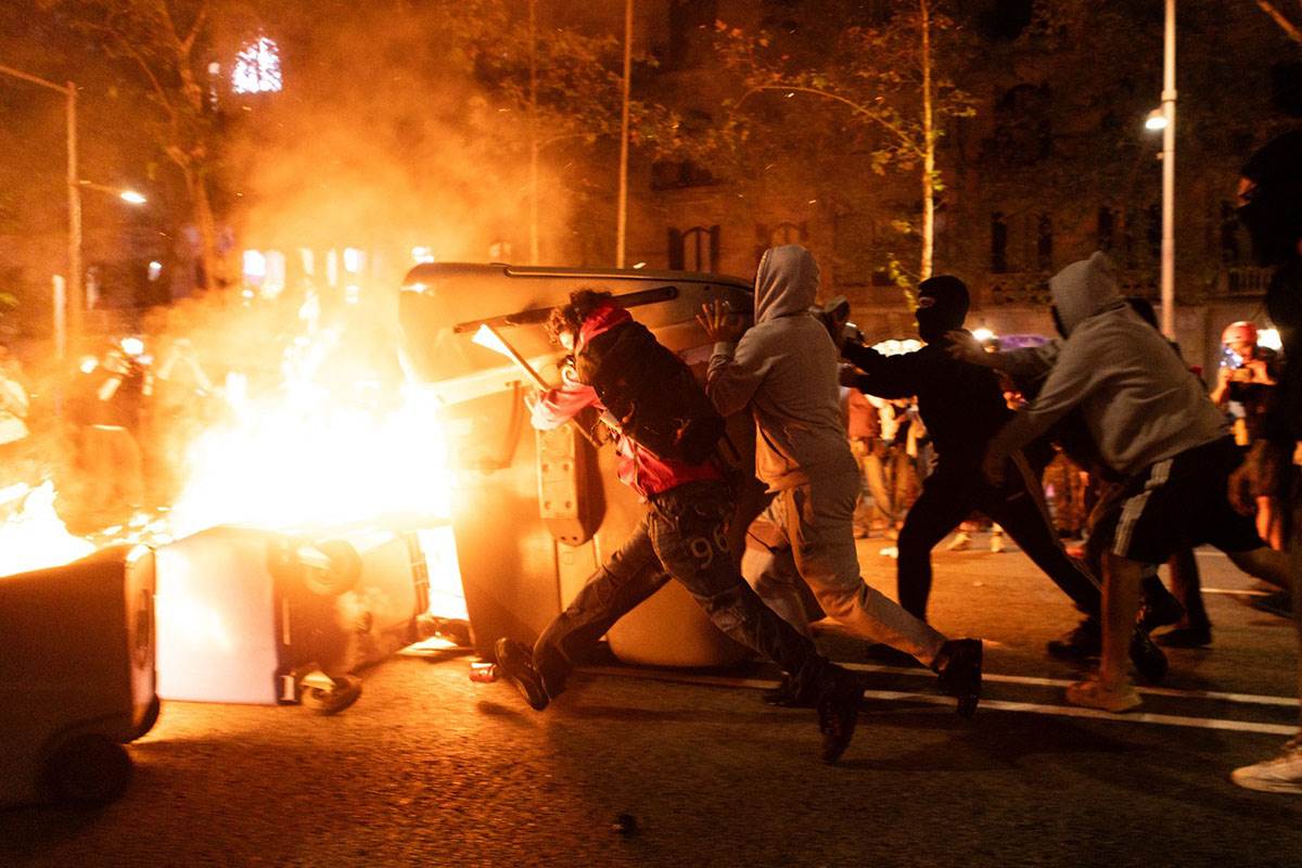  Baklje, noževi i vodeni topovi na protestima u Barseloni 