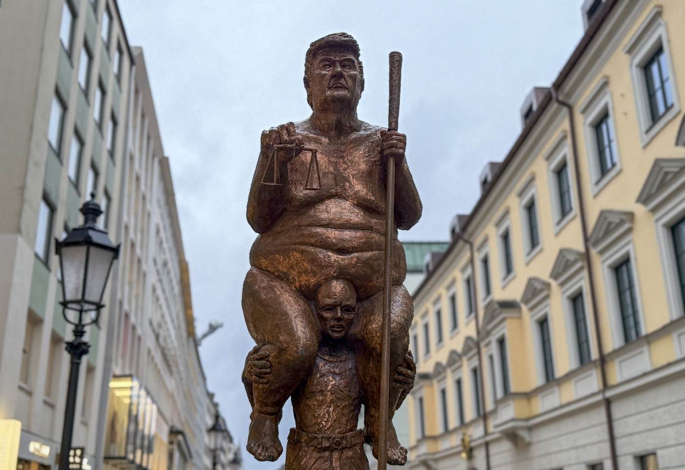  Fico tražio hitno uklanjanje uvrjedljive statue Donalda Trampa iz EP 