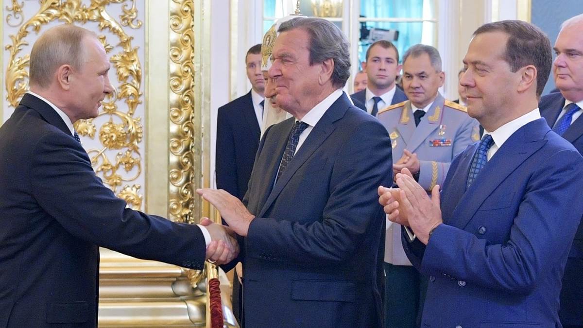  Putin ugostio bivšeg njemačkog kancelara Šredera u svom domu: Kremlj otkrio detalje njihovog susreta 