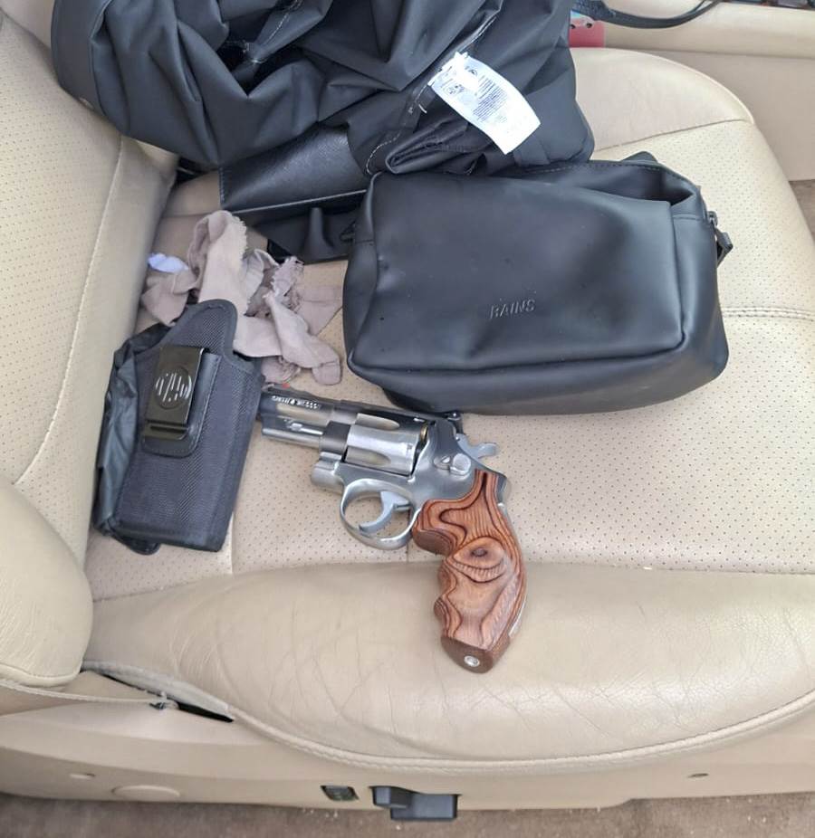 Policija uhapsila dvije osobe i kod jedne pronašla pištolj  