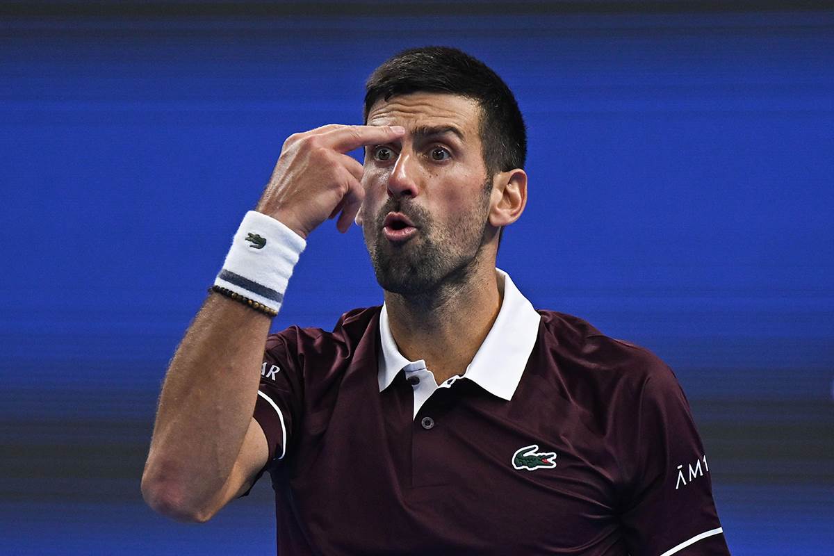  Novak Đoković pokazuje prstima na oči. 