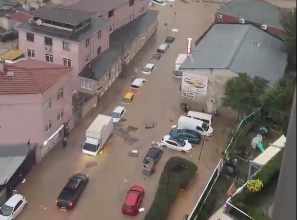  Haos u Istanbulu zbog poplava: Zatvorene škole, građanima upućen apel da ostanu kod kuće 