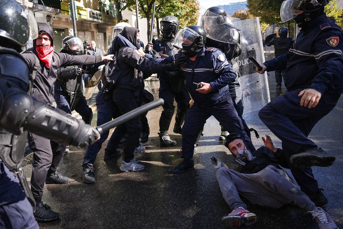  Molotovljevi kokteli i vodeni topovi u Albaniji 