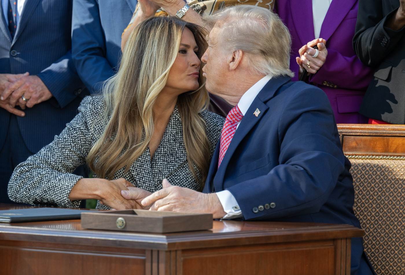  Tramp krenuo da je poljubi, a Melanija povukla neprijatan potez 