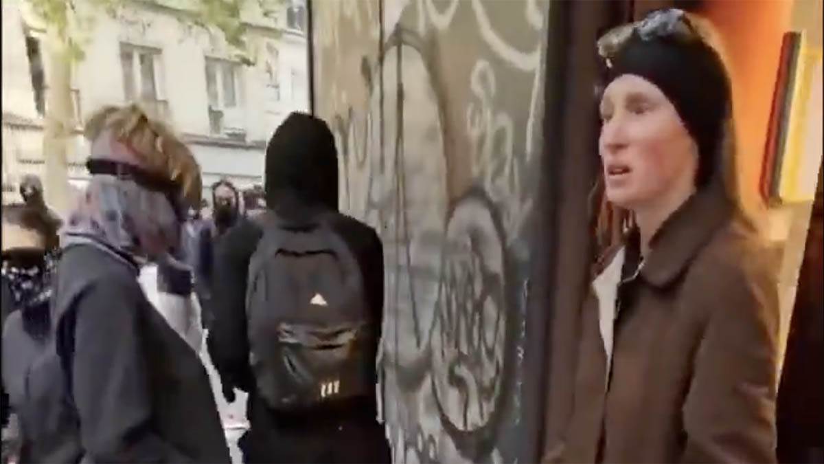  Žena goloruka stala pred pljačkaše u Francuskoj: Prizor usred masovnih nereda zapalio mreže 